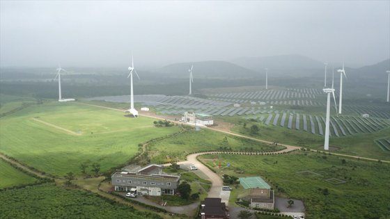 가시리 목장에 세워진 가시리 풍력발전소. 가시리 마을과는 약 6.5km 떨어져 있어 소음피해가 없다. 최연수기자