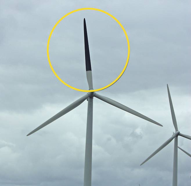 노르웨이 연구진이 새 충돌을 막기 위해 고안한 풍력발전기. 발전기 날개 3개 중 1개에 검은색 페인트칠(점선 안)을 해 새들이 잘 볼 수 있게 했다. 노르웨이자연연구소 제공