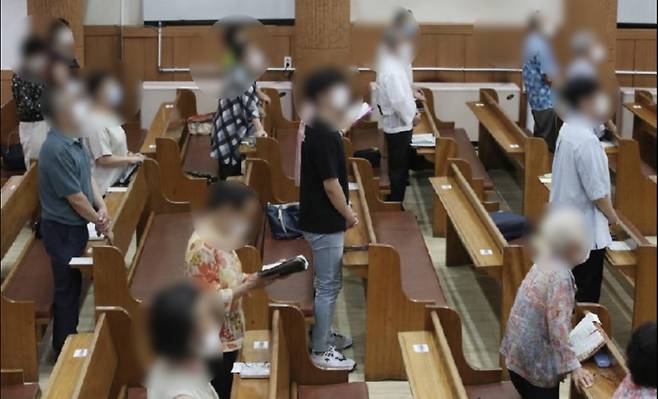 30일 오전 부산 부산진구 의 한 교회가 부산시의 집합금지명령에도 불구하고 대면 예배를 강행하고 있다./사진=뉴스1