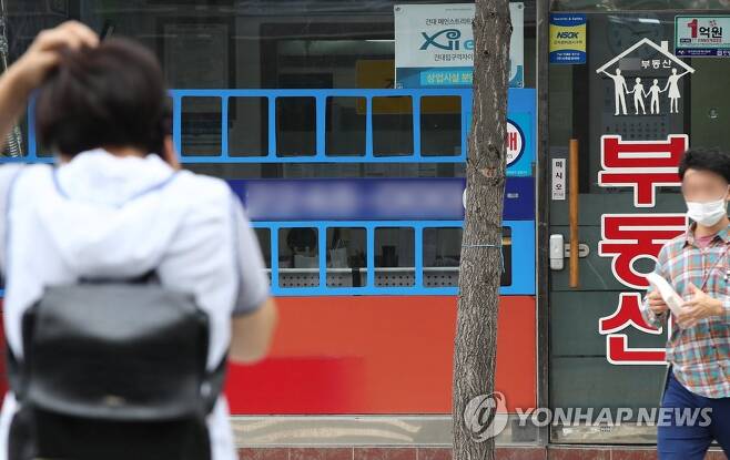 매매·전세 매물란 비어있는 서울 시내 한 부동산 앞 [연합뉴스 자료사진]