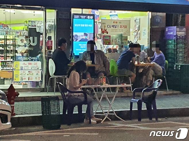 30일 오후 9시30분께 서울 마포구 홍대입구역 인근 편의점에서 시민들이 술을 먹고 있다. © 뉴스1 김근욱 기자
