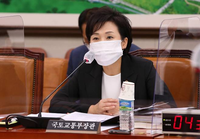 김현미 국토교통부 장관이 31일 오전 국회 국토교통위원회 전체회의에서 의원들의 질의에 답하고 있다. |국회사진기자단