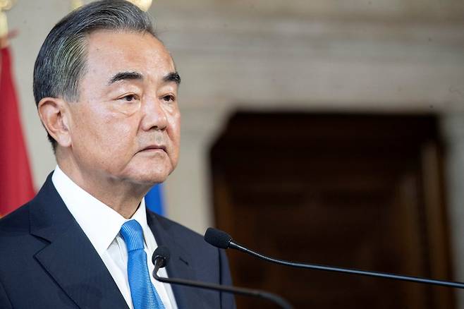 왕이 중국 외교부장이 체코의 밀로스 비스트르칠 상원의장이 사상 최대 규모의 대표단을 이끌고 대만을 방문하자 "14억 중국인의 적이 될 것"이라고 강하게 비난했다.  /AFPBBNews=뉴스1