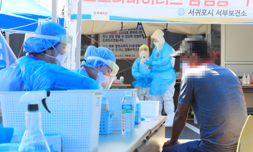 31일 오전 제주 서귀포시 대정읍 서귀포시서부보건소 임시진료소에서 한 주민이 코로나19 검사를 받고 있다. 연합뉴스