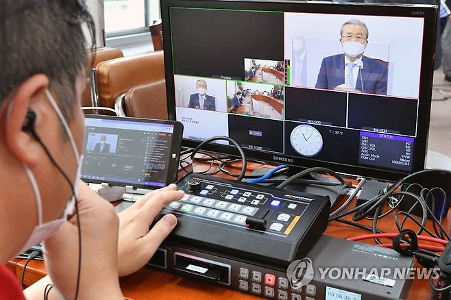 온라인 의원총회에서 발언하는 김종인 (서울=연합뉴스) 서명곤 기자 = 미래통합당 김종인 비상대책위원장이 31일 서울 여의도 국회에서 열린 온라인 의원총회에서 발언하고 있다. 이날 의총은 코로나19 확산으로 인해 당 공식 유튜브 채널인 '오른소리'를 통해 비대면으로 진행됐다. 2020.8.31 seephoto@yna.co.kr