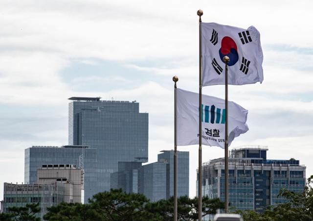 1일 오전 서울 서초구 대검찰청에 걸린 검찰 깃발 뒤로 삼성 서초사옥이 보이고 있다. 뉴스1