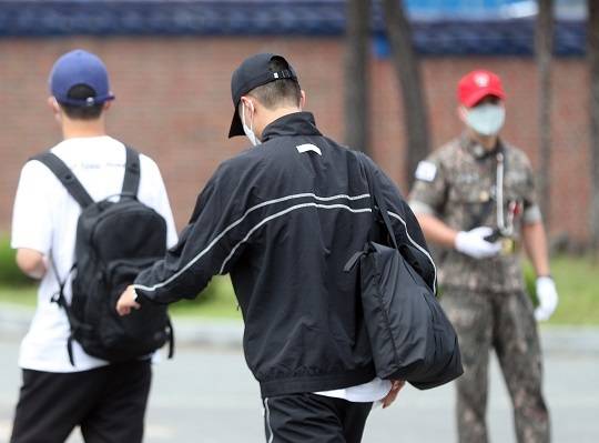 입대하는 배우 박보검. 연합뉴스