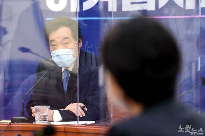 이낙연 더불어민주당 신임 대표가 31일 오후 서울 여의도 국회에서 열린 기자간담회에서 취재진 질문에 답하고 있다.(사진=박종민 기자)
