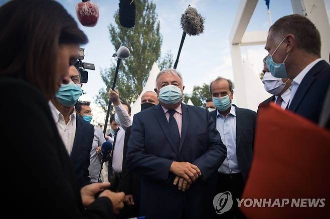 제라르 라셰 프랑스 상원의장(가운데)이 지난달 29일 마스크를 쓴 채 공화당 하계 캠프에 참석한 모습. [AFP=연합뉴스 자료사진]