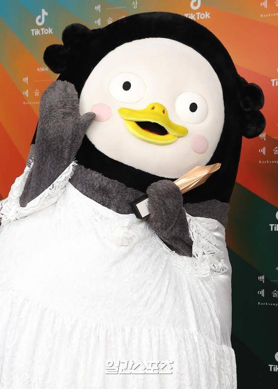 EBS '자이언트펭TV'의 펭수가 5일 오후 경기도 고양시 대화동 킨텍스에서 열린 ’제56회 백상예술대상' 시상식에서 TV부문 교양 작품상을 수상하고 포토타임을 갖고 있다. TV·영화·연극을 아우르는 국내 유일무이한 종합예술시상식 ‘56회 백상예술대상’은 6월 5일 오후 4시 50분 경기도 킨텍스 7홀에서 진행되며 JTBC·JTBC2·JTBC4에서 생중계된다. 특별취재반 / 2020.06.05/