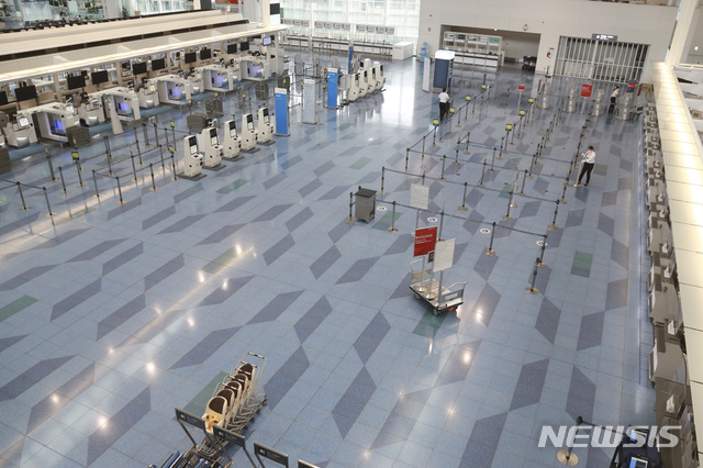 [도쿄=AP/뉴시스]1일 일본 도쿄의 하네다 국제공항 출국장이 코로나19로 여행객이 거의 없어 한산한 모습을 보인다. 2020.09.01.