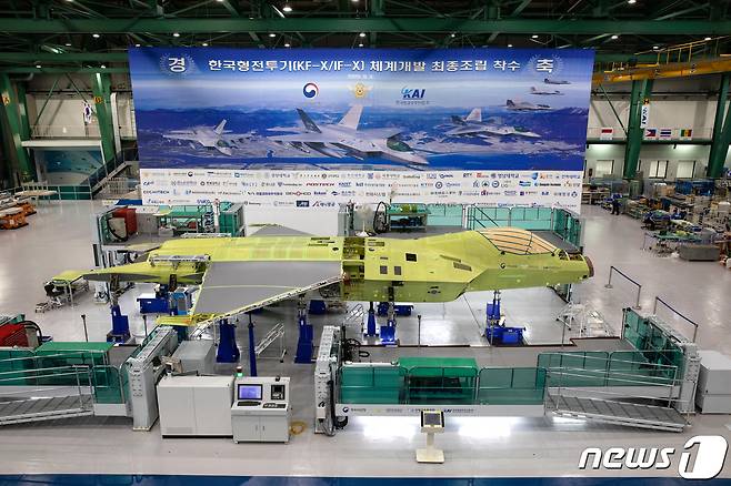 방위사업청은 한국항공우주산업이 '한국형전투기(KF-X) 시제기 최종 조립에 돌입했다고 3일 밝혔다. 한국항공우주산업은 KF-X 시제 1호기를 내년 상반기에 일반에 공개한 뒤 약 5년 간의 지상 및 비행시험 등을 거쳐 2026년까지 개발을 완료할 예정이다. (방위사업청 제공) 2020.9.3/뉴스1