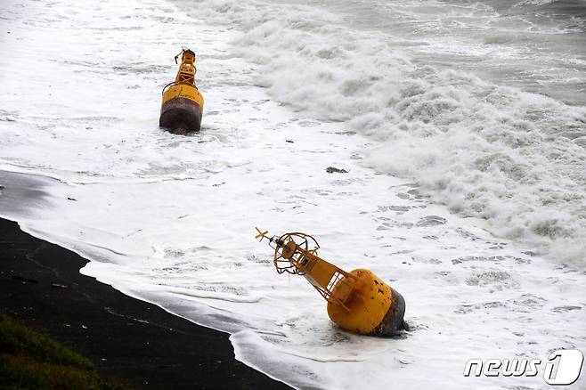 제9호 태풍 '마이삭(MAYSAK)'이 북상 중인 2일 오후 제주 서귀포시 안덕면 사계리 황우치해변에 각각 '화순항 제주 A', '화순 포스코 B'라는 문구가 적힌 등부표가 표류하고 있다.2020.9.2/뉴스1 © News1 오미란 기자