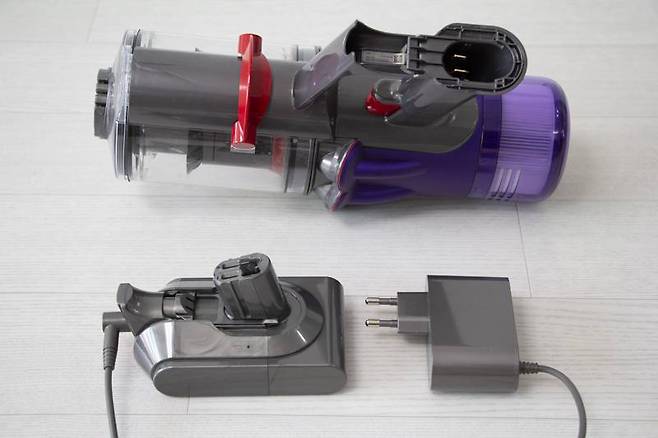 다이슨 디지털 슬림 플러피는 바닥에 있는 배터리를 도구 없이 바로 분해해서 교체할 수 있다. 출처=IT동아