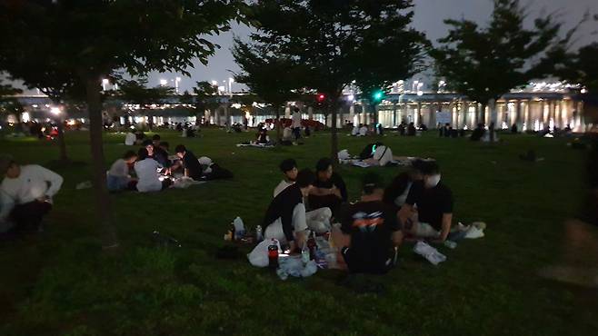 4일 오후 10시 30분쯤 서울 잠원한강공원에 시민들이 돗자리를 깔고 배달음식을 먹고 있다. /조유진 기자
