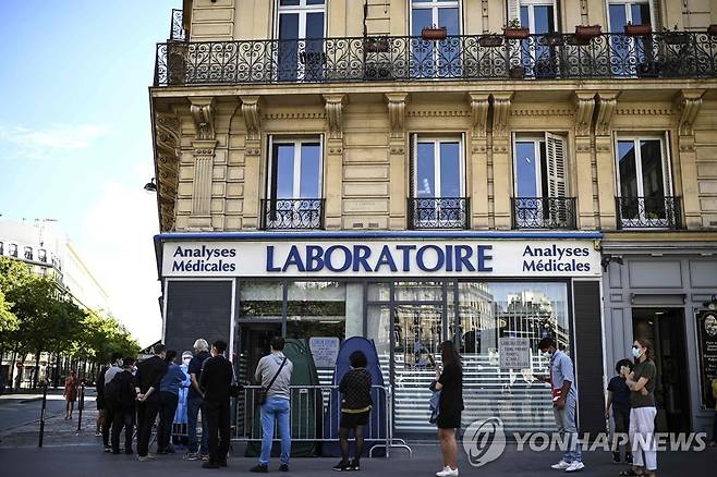 길게 늘어선 코로나19 검사 대기 줄 (파리=AFP 연합뉴스) 프랑스 파리의 검사소 앞에서 신종 코로나바이러스 감염증(코로나19) 검사를 받으려는 사람들이 줄을 서고 있다. 2020.9.4