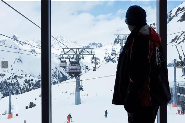 오스트리아 이쉬글 스키 리조트에서 한 이용자가 슬로프를 바라보고 있다. 이쉬글 홈페이지 캡처