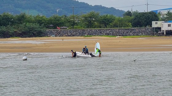 지난 2일 제9호 태풍 '마이삭'이 전남에 접근하던 중 전남 광양시 명당공원 앞 해상에서 서핑을 즐기다 적발된 서핑족. 사진 여수해양경찰서