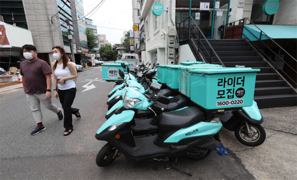늘어난 배달 주문 수요로 배달원 구인난이 극심해지는 가운데 지난 6일 낮 서울 지역 한 배민 라이더스 센터에 배달용 오토바이가 주차돼 있다. [이충우 기자]