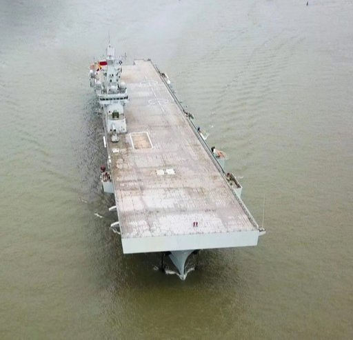 중국의 075형 강습상륙함이 시운전을 위해 바다로 나서고 있다. 웨이보 사진 캡쳐