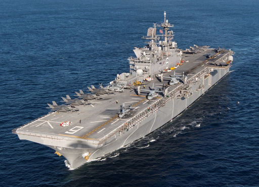 미 해군 강습상륙함 아메리카함이 헬기와 F-35B 등을 탑재한 채 항해하고 있다. 미 해군 제공