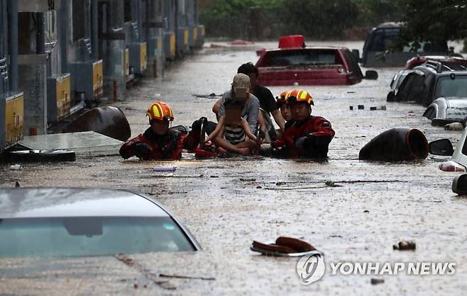 7월 말 집중호우로 물에 잠긴 대전시 아파트와 차량 [연합뉴스 자료사진]