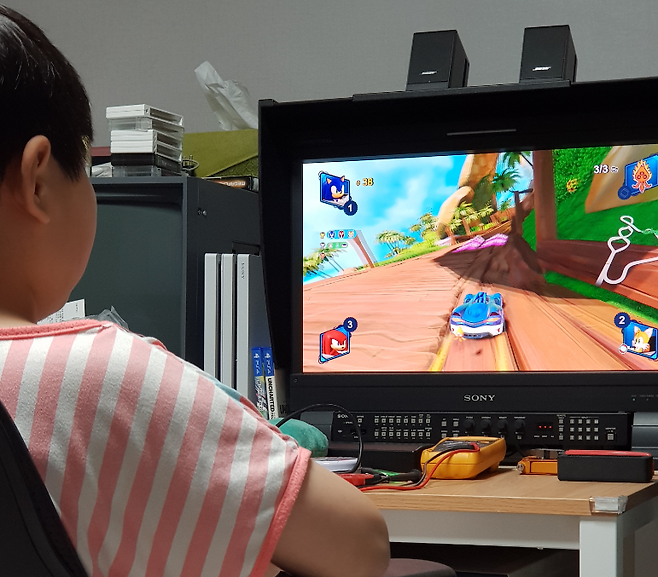 (가끔 조기자 방에 난입해서 PS4 게임을 즐기곤 하는 조기자 주니어. 최신 게임도 하지만 레트로 게임도 함께 즐겨 한다고...)