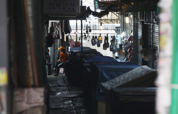 6일 오후 서울 중구 남대문시장이 한산한 모습을 보이고 있다. 필요한 물건을 사러 나온 시민들과 간혹 외국인 관광객을 찾아볼 수 있다. 백소아 기자 thanks@hani.co.kr