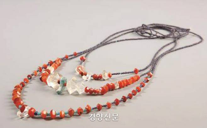 김해 대성동 76호 고분에서 출토된 목걸이. 수정제 구슬 10점, 마노제(瑪瑙製·수정 같은 석영광물, 말의 뇌수 즉 머릿골 닮았다고 해서 붙은 이름) 구슬 77점, 각종 유리제 구슬 2,386점 등 총 2,473점으로 이루어졌다. 평균 지름이 6~7mm 정도로 아주 작은 형태로 다듬었다. |문화재청 제공