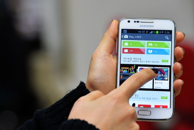 안드로이드 이용자가 구글의 앱 장터인 구글 플레이스토어에서 앱들을 살펴보고 있다. 김주영기자