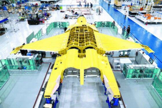 방위사업청은 지난 3일 한국항공우주산업(KAI) 공장에서 한국형 차세대 전투기(KF-X) 시제기 최종 조립에 돌입한다고 밝혔다. [방위사업청 제공]