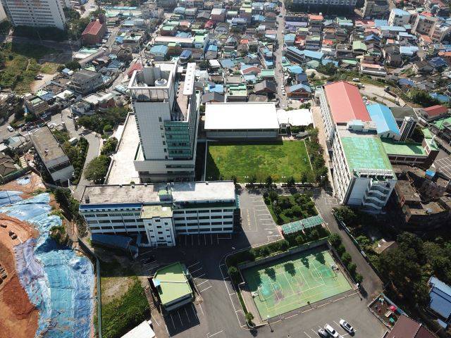 지난 8월 25일 전북 군산 서해대와 인근 전경. 학령인구 감소 및 이사장 교비횡령 등 부침을 겪으면서 학생 수가 줄어들자 서해대 인근 상권도 무너졌다. 군산=윤성호 기자