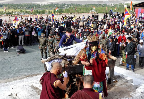 인도는 지난 7일 중국과의 국경 충돌 과정에서 숨진 텐진니마의 장례식을 치렀다. 그는 중국에서 인도로 망명한 티베트인 후예다. 장례식 의식을 거행하는 티베트 승려의 모습이 보인다. [로이터=연합뉴스]