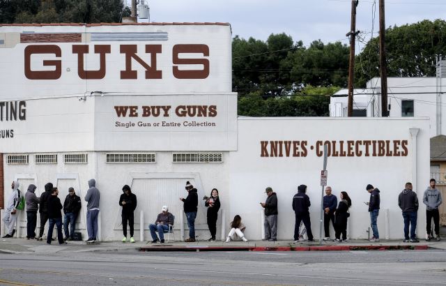 지난 3월 15일 미국 캘리포니아주 컬버 시티의 한 총기 판매점 앞에 총기를 사려는 사람들이 줄 지어 서 있다. AP뉴시스