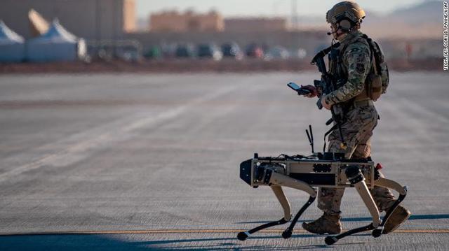 [서울=뉴시스]지난주 미 모하비 사막에서 펼쳐진 미군 군사훈련에 로봇 개들이 대거 참여, 공상 과학영화의 한 장면같은 모습을 연출했다고 CNN이 9일 보도했다. 미군의 역대 최대 첨단기술 실험 중 하나인 이번 훈련에 대해 미군은 이러한 로봇들이 미래 미군 "킬 체인"의 중요한 구성요소가 될 것이라고 말했다. <사진 출처 : CNN> 2020.9.9