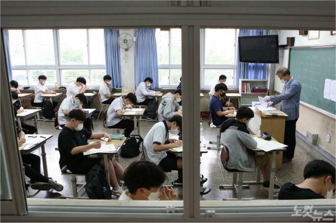 서울 여의도고등학교에서 학생들이 시험을 치르고 있다. 이한형기자