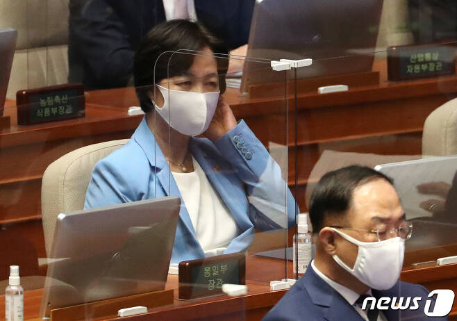 추미애 법무부 장관이 8일 오후 열린 서울 여의도 국회에서 열린 본회의에 참석하고 있다. 2020.9.8/뉴스1 © News1 이동해 기자