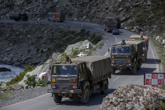 인도군 호송대가 9일 카슈미르의 라다크 도로를 따라 이동하고 있다. 중국과 인도는 지난 5월부터 이 지역에서 대립하고 있다. AP뉴시스
