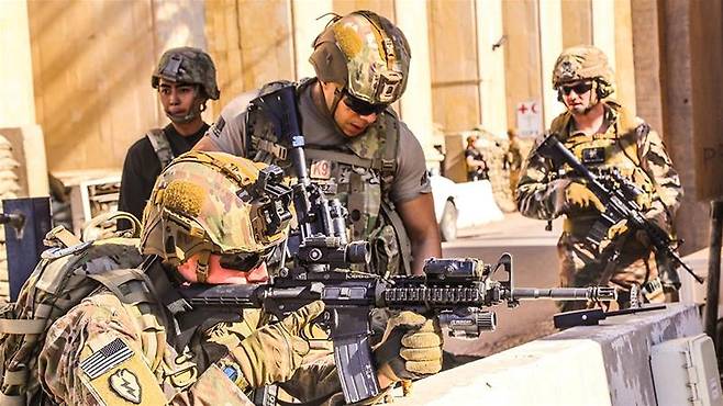이라크에 주둔 중인 미군 병사들이 작전을 수행하고 있는 모습. [로이터]