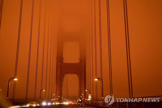 산불 연기로 붉게 뒤덮인 캘리포니아주 샌프란시스코만 다리 [AFP=연합뉴스]