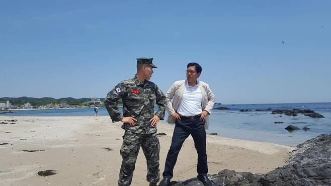 해병대 출신 국민의힘 송석준(오른쪽) 의원이 해병대에서 복무한 아들과 함께 찍은 사진/페이스북