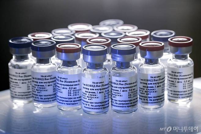 [모스크바=AP/뉴시스] 러시아는 11일(현지시간) 신종 코로나바이러스 감염증(코로나19) 백신 '스푸트니크V(사진)'이 세계최초로 공식 등록됐다고 발표했다. 사진은 모스크바 소재 니콜라이 가말레야 국립 전염병학 및 미생물학 센터에 백신이 진열돼있는 모습. 2020.8.12.