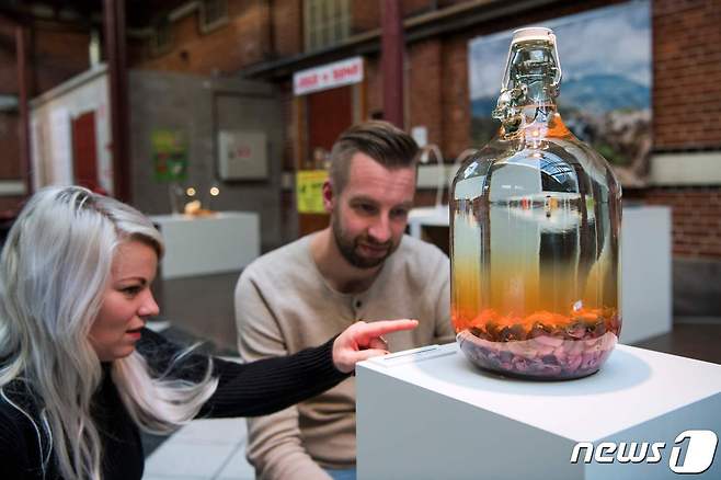 2018년 11월 스웨덴 말뫼의 '역겨운 음식 박물관'에 중국의 '생쥐술'이 전시되어 있다.  © AFP=뉴스1