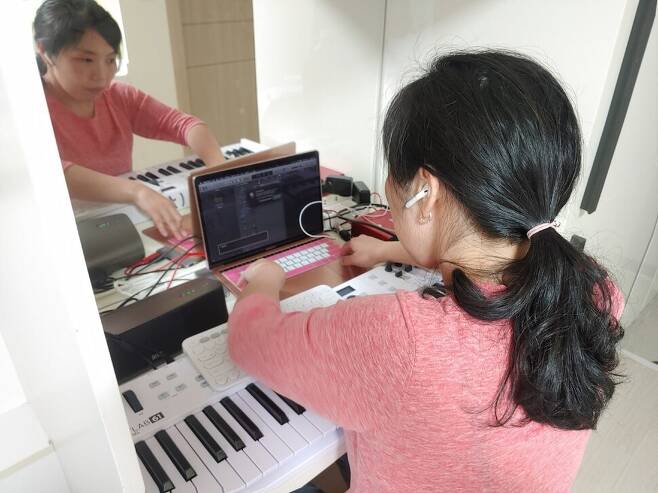 인천 미추홀학교에서 음악을 가르치는 이예리 교사가 원격수업을 위해 음악실에서 음원을 제작하고 있다. 이예리 교사 제공