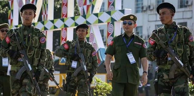 2016년 7월 미얀마 카친주에서 열린 소수민족 반군간 평화 회담에 트완 므랏 나잉(오른쪽 두 번째) 아라칸군(AA) 사령관이 병사들의 호위를 받으며 행사장에 들어서고 있다. 미얀마 매체 이라와디 홈페이지 캡처