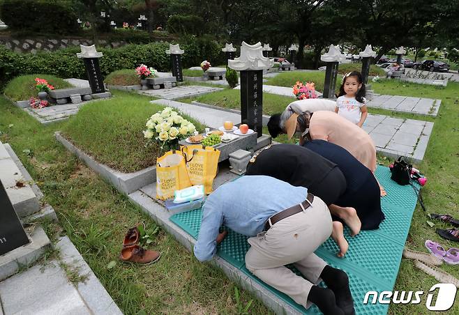 지난해 9월8일 추석을 앞두고 인천시 인천가족공원묘지를 찾은 시민들이 성묘를 하고 있다. 2019.9.8/뉴스1 © News1 박세연 기자