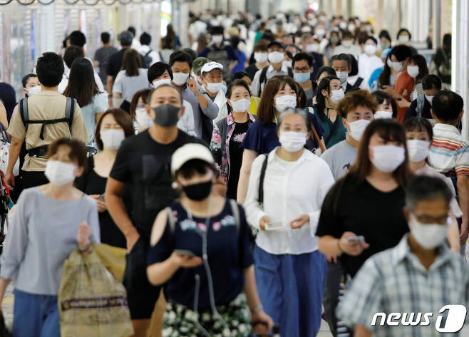 일본 도쿄의 한 지하철역 전경. 시민들이 모두 마스크를 쓰고 있다. © 로이터=뉴스1