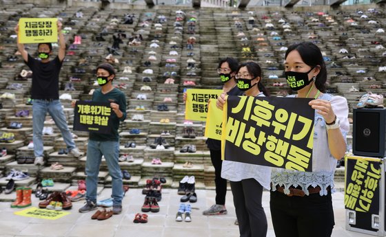 '9·12 전국동시다발 기후위기비상행동' 회원들이 12일 서울 중구 서울로 7017 만리동광장에서 기후변화 문제를 둘러싼 대응을 촉구하는 '우리는 살고 싶다 - 기후위기를 넘는 행진' 퍼포먼스를 진행하고 있습니다. 뉴시스