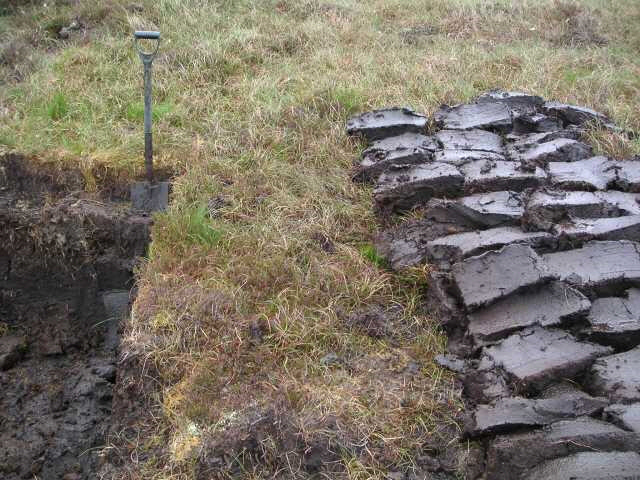 스코틀랜드 땅속에서 파낸 토탄. 토탄에는 진흙과 식물이 오랜 세월 혼합돼 있어 다량의 유기물이 들어 있다.  위키피디아 제공