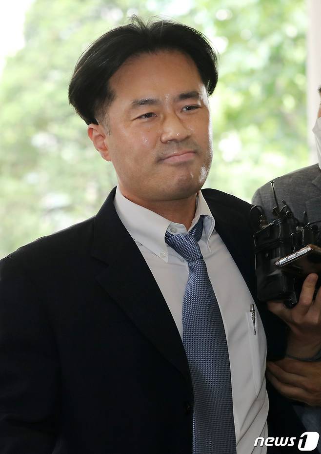 손석희 JTBC 사장에게 채용과 금품을 요구한 혐의로 재판에 넘겨진 프리랜서 기자 김웅씨가 지난 7월8일 오전 서울 마포구 서부지방법원에서 열린 선고공판에 출석하고 있다. 2020.7.8/뉴스1 © News1 박지혜 기자